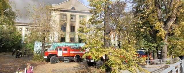 В Перми возле здания Цирка загорелся аварийный жилой дом по улице Уральской